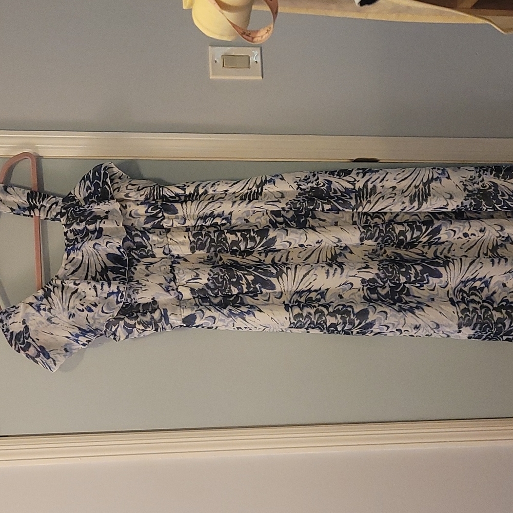 Beautiful dress with an off shoulder strap.